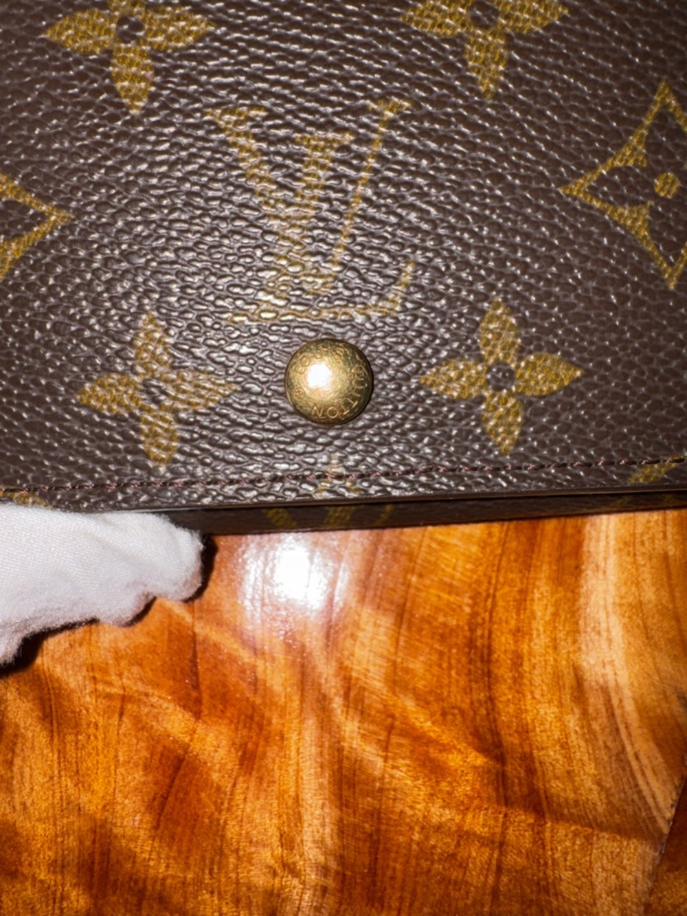 - Louis Vuitton Monogram Porte
Monnaie Billets Tresor Bifold
Wallet authentic - Picture 7 of 16